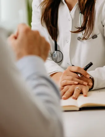 Ärztin im Gespräch mit einer Patientin
